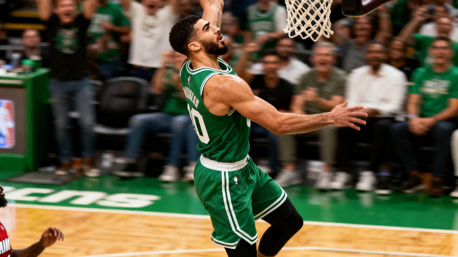 NBA东部决赛凯尔特人对阵热火第三场比赛的精彩集锦，塔图姆突破扣篮的震撼画面